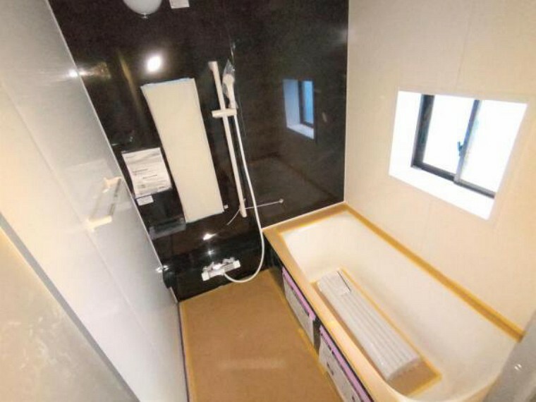 浴室 【リフォーム中】浴室はハウステック製の新品のユニットバスに交換します。足を伸ばせる1坪サイズの広々とした浴槽で、1日の疲れをゆっくり癒すことができますよ。