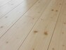 【同仕様写真】リビングの床材はちょっとリッチな住友林業クレスト製の高機能フローリングを使用します。ワックスが不要の特殊加工がされておりお手入れ簡単。ペットのキズやキャスターのキズにも強いので長持ちします。自然な木目が心地良いフローリングです。