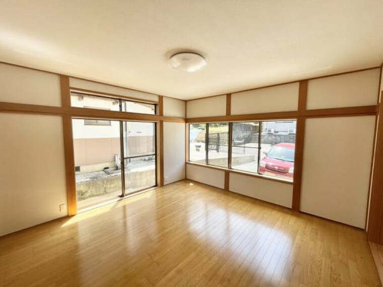 【リフォーム済写真】一階玄関横の洋室別角度写真です。大きな窓があるので、明るく過ごしやすい空間になっています。
