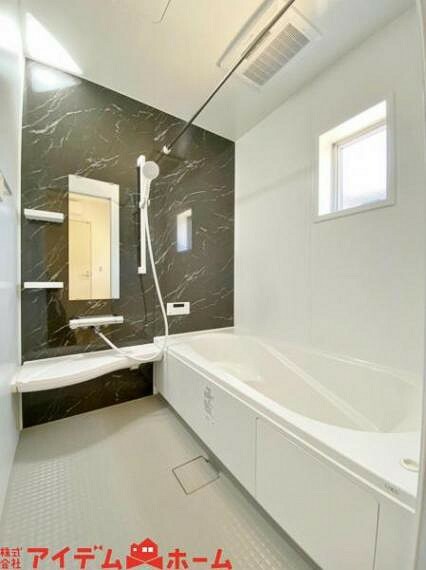 浴室 〇●3号棟（撮影2022年6月）●〇 浴室は湿気がたまりやすく、換気扇だけではどうしてもカビが出てしまいやすい場所。窓があるので換気ができ、お風呂のカビお掃除も気持ちが良いです。