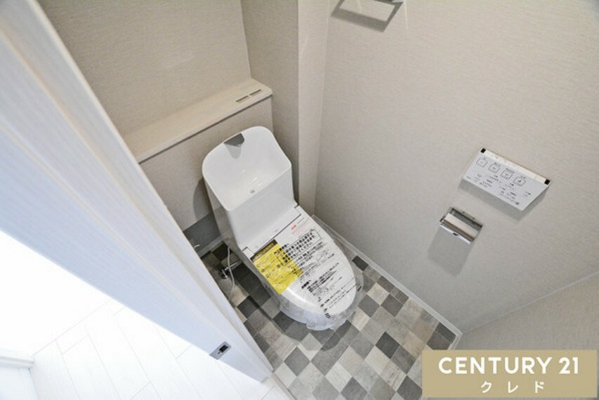トイレ 洗面脱衣室とおそろいの床のモダンなお手洗いはウォッシュレット一体型便器で毎日快適ですね！ お問い合わせはお気軽にセンチュリー21クレドまでどうぞ！