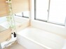 浴室 【同仕様写真】ユニットバスは1坪タイプとなります。新しいお風呂で1日頑張った疲れ癒せますね。