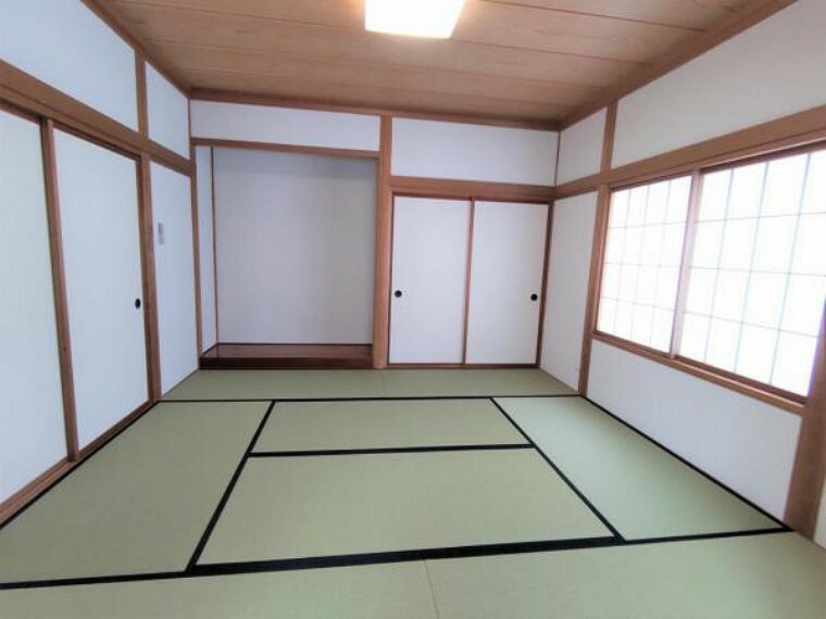 1階8帖の和室は畳を交換しました。障子、襖も張替えて落ち着く場所になりますね。