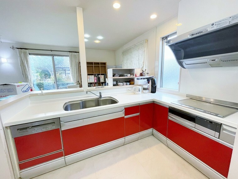 キッチン 広々L型キッチン。オール電化のためIHクッキングヒーター仕様。食器洗浄機もついています。
