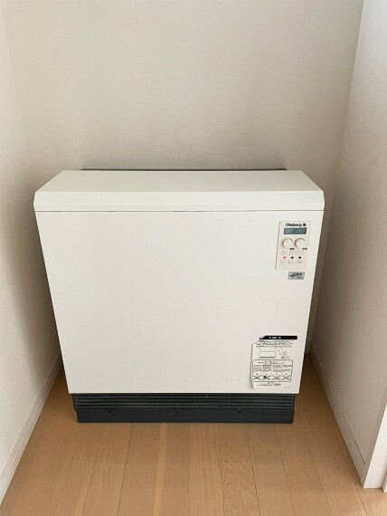 冷暖房・空調設備 蓄熱式暖房機は内部にレンガが収納されていて、温かい輻射熱が特長です。安価な深夜電力を利用します。