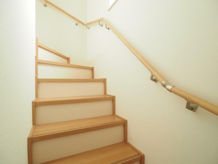【階段手摺】 階段には手すりが設置してあります。お子様や年配の方にも安心して上り下りできるようになっています。