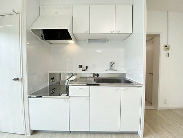 キッチン 壁付けキッチンは、部屋を広く使うために有効です。