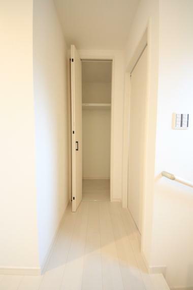 収納 廊下収納2階　個室のクローゼット、LDK・廊下の物入れなど「使うところにしまえる」設計です。