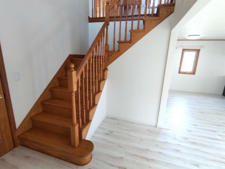 【リフォーム済】LDKから階段を使って2階にいくことができます。クリーニングを行いお引渡しいたします。