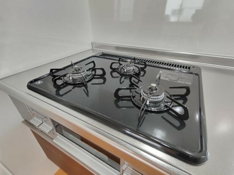 キッチン 【リフォーム済】新品交換のキッチンは3口コンロで同時調理が可能。大きなお鍋を置いても困らない広さです。お手入れ簡単なコンロなのでうっかり吹きこぼしてもお掃除ラクラクです。