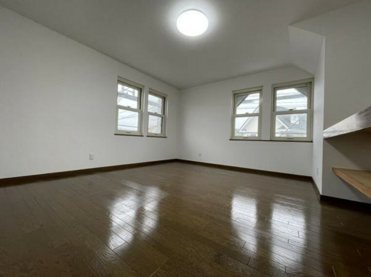 【RF後_2階洋室】2階の約7.25帖の洋室です。床を綺麗にワックスがけを行い、クロス貼替を行いました。