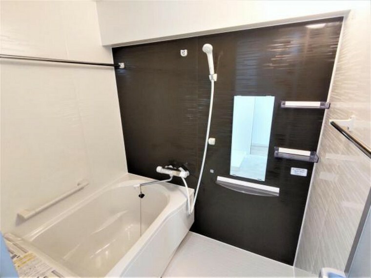 浴室 【リフォーム済】浴室はハウステック製の新品のユニットバスに交換。浴槽には滑り止めの凹凸があり、床は濡れた状態でも滑りにくい加工がされている安心設計です。