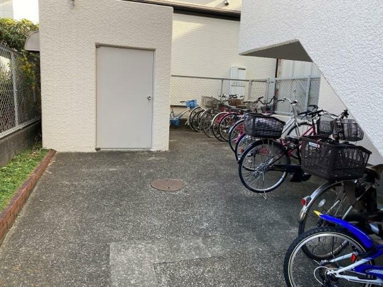 駐輪場 駐輪スペース。空いているところに自転車を停めることができます。使用料:無料。