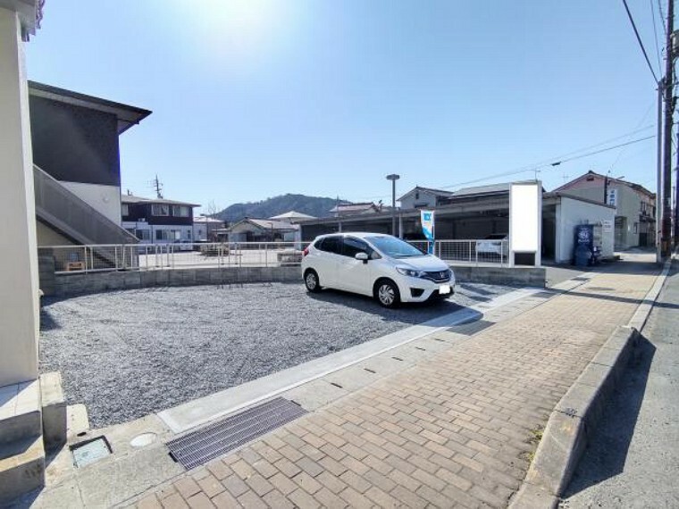 駐車場 【リフォーム後写真】駐車場は整地を行い、砕石を敷きました。駐車は3台可能です。運転が苦手な方でも安心して駐車することができます。