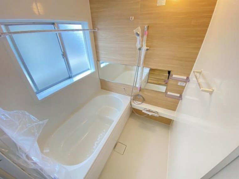 浴室 【リフォーム後写真】浴室はハウステック製の新品のユニットバスに交換しました。浴槽には滑り止めの凹凸があり、床は濡れた状態でも滑りにくい加工がされている安心設計です。
