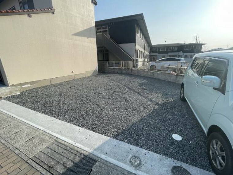 駐車場 【リフォーム後写真】別角度から見た駐車場です。3台以上駐車可能です。お客様がいらした際にも安心ですね。