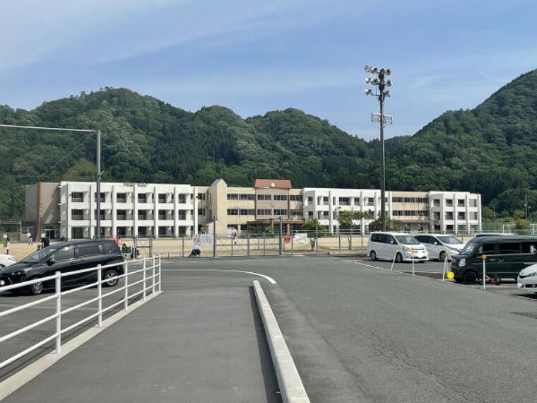 中学校 安芸高田市立吉田中学校まで約1700m（徒歩21分）です。登下校の際には、お友達との会話を楽しめそうですね。