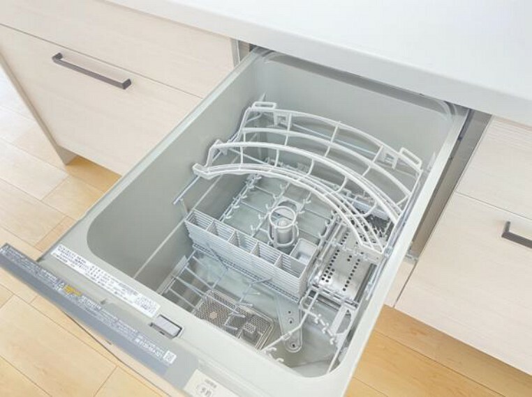 【リフォーム後写真】食洗機のメリットは「時間の有効活用」。 洗浄から乾燥まで全自動により食器洗いの時間を短縮できます。実は手洗いより複雑な形状の物を洗うのも簡単です。