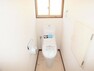 専用部・室内写真 【リフォーム中】1階のトイレはLIXIL製の温水洗浄機能付きに新品交換します。キズや汚れが付きにくい加工が施してあるのでお手入れが簡単です。直接肌に触れるトイレは新品が嬉しいですよね。