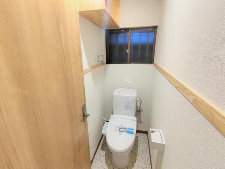 トイレ 【同仕様写真】トイレは汲み取り式の便器に新品交換します。床はクッションフロア、壁天井はクロスを張替え清潔な空間に。