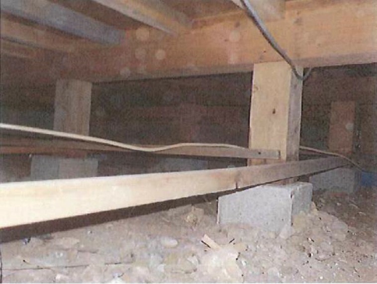構造・工法・仕様 中古住宅の3大リスクである、雨漏り、主要構造部分の欠陥や腐食、給排水管の漏水や故障を2年間保証します。その前提で床下まで確認の上でリフォームし、シロアリの被害調査と防除工事も行います。