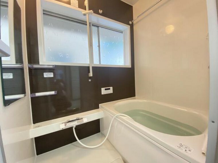 浴室 【リフォーム済・ユニットバス】浴室はハウステック製の新品のユニットバスに交換しました。お手入れがしやすい0.75坪サイズです。浴槽には滑り止めの凹凸があり、床は濡れた状態でも滑りにくい加工がされている安心設計です。