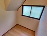 収納 【リフォーム済】階段下の納戸はクローゼットに変更しました。フローリング重ね張り、壁と天井はクロスを貼りました。普段使わない家電類やお掃除用具などを収納するには便利なスペースです。