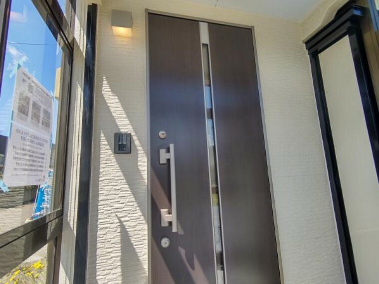 玄関 玄関ドアはLIXIL製の新品に交換しました。風除室が付いていますので、雨風防げて助かりますね。