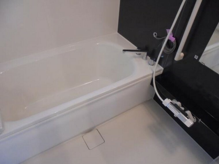 浴室 【リフォーム済】浴室は1坪タイプのハウステック製ユニットバスに新品交換致しました。自動湯張り・追い焚き機能付きで、いつでも温かいお湯につかれます。
