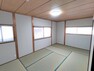 【リフォーム済】2階東側和室は、畳の表替え、壁の塗装、天井のクリーニングを行いました。イグサの香る居心地の良い部屋に仕上がりました。