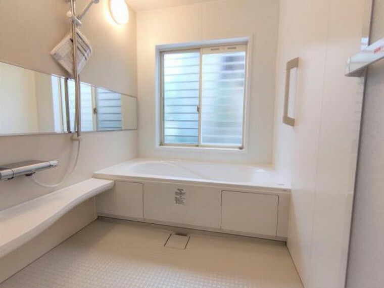 浴室 【リフォーム済】ゆったり寛げる1620サイズの新品ユニットバスに交換。自動湯張り・追い焚き機能付き、いつでも温かいお風呂に入れます。床は水はけが良く毎日のお掃除もスムーズです。