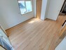 洋室 【リフォーム済】1F洋室写真です。床は傷や汚れに強い住友林業の幅の広いノンワックスの床材を上張りしました。天井クロスも張り替え綺麗なお部屋に生まれ変わりましたよ。