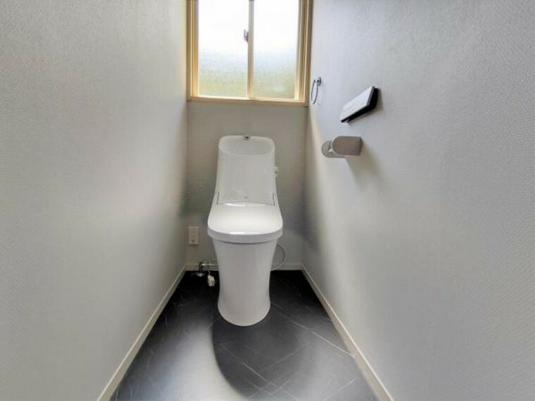 トイレ 【リフォーム済】2階トイレの写真です。1階同様床を黒色にし、落着きある仕上がりになりましたね。2Fにもトイレがあるのは嬉しいですね。