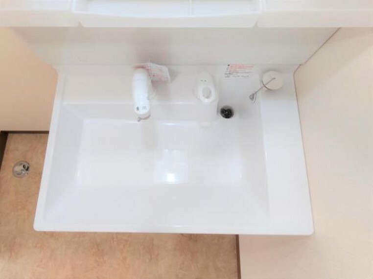 洗面化粧台 【同仕様写真】洗面化粧台はLIXIL製の新品に交換します。間口75cmの大型の洗面ボウルは洗顔・洗髪はもちろん、つけ置き洗いにも使えて便利ですね。もちろんコンセント付きです。