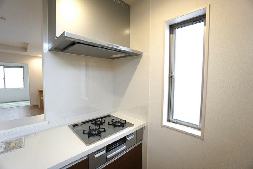 キッチン コンロ上には換気扇完備＾＾すぐ横に小窓が設けられているので、換気扇と合わせてWで換気できます＾＾