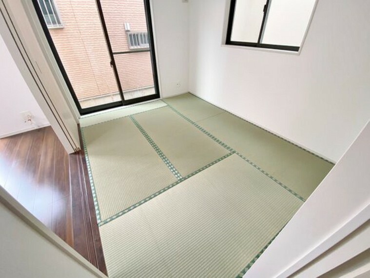和室 陽光が照らし出す青畳が美しい和室です。
