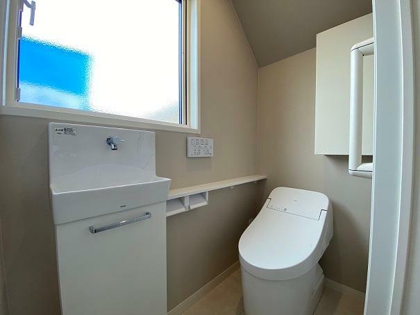 トイレ ・1Fトイレは、手洗いカウンターがついたローシルエット一体型トイレを採用しています!! ・手洗いキャビネットのほかに、トイレットペーパーなどがしまえる収納BOXもついています!!