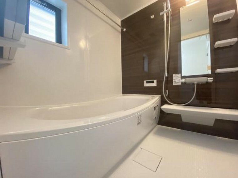 浴室 跨ぎ易い浴槽に高さの変えられるシャワーヘッドは老若男女に対応した設備です。