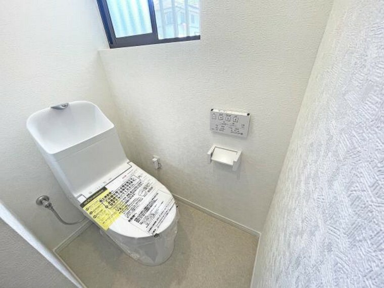 トイレ 【リフォーム済】1階のトイレはリクシル製の温水洗浄便座トイレに新品交換しました。直接お肌に触れる部分なので、新品だと嬉しいですね。