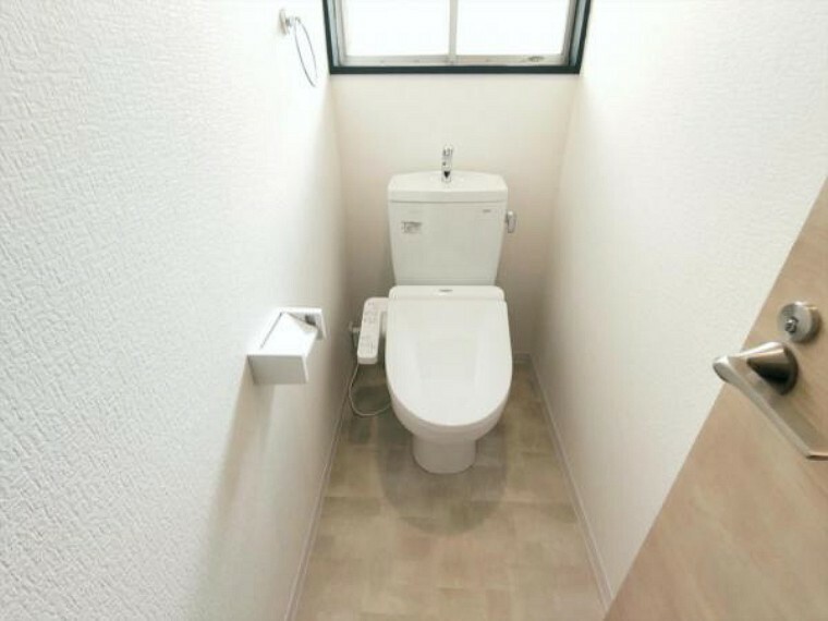 トイレ （リフォーム済）トイレは天井・壁のクロス貼替及び床材貼替、便器の新品交換を行いました。流す、洗浄、温度調整などは壁付けのリモコンでできて衛生的です。