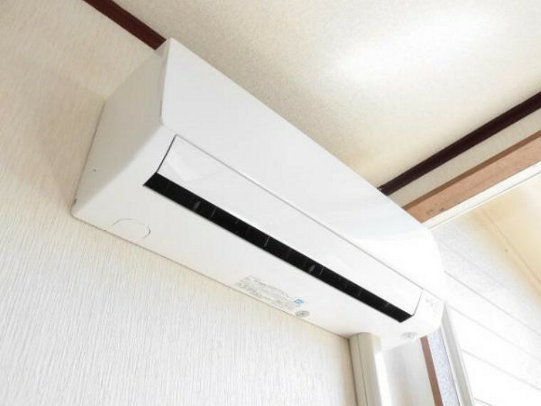 【エアコン】新生活を快適にサポートしてくれる、エアコンをリビングに設置します。家電の買い替えをご検討のご家族も、エアコン1台分の費用が浮いて嬉しいですね。