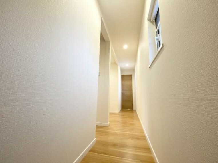 【リフォーム後＿二階廊下】フリースペースとトイレを繋ぐ廊下です。収納もあり、日常品のストックをしまっておくのに便利ですね。