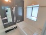 浴室 【リフォーム済】浴室はハウステック製のユニットバスに交換しました。足を伸ばせる1坪サイズの広々とした浴槽で、1日の疲れをゆっくり癒すことができますよ。