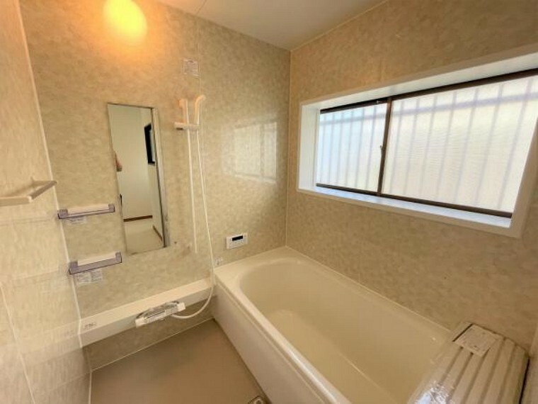 浴室 【浴室】浴室はハウステック製の新品のユニットバスに交換します。足を伸ばせる1坪サイズの広々とした浴槽で、1日の疲れをゆっくり癒すことができますよ。