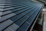 発電・温水設備 積水ハウスは太陽光電池モジュールのデザインを改良。太陽電池モジュールそのものを屋根材とし、「オリジナル平瓦」とデザインを統一して屋根材との一体感を実現。もちろん強度や耐久性も徹底追求。