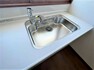 キッチン 新品キッチンのシンクは、大きな鍋も洗いやすいセンターポケット形状。シンクの裏面に振動を軽減する素材を貼ることで、水はね音を抑えた静音設計のシンクです。