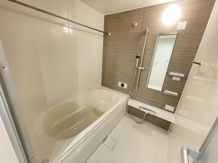 浴室 【浴室】浴室はハウステック製の新品のユニットバスに交換いたしました。浴槽には滑り止めの凹凸があり、床は濡れた状態でも滑りにくい加工がされている安心設計です。
