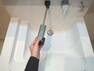 キッチン 【同仕様写真/洗面台】水栓はまわりに水たまりができない、壁に直接取り付けるタイプの水栓を採用しています。水栓ヘッドは引き出して使えるホース内蔵タイプでお掃除もラクラクです。