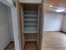 玄関 【収納】リビング内収納には稼働棚がついており、整理しやすい収納になっています。キッチンスペースの収納としてもお使いいただけます。