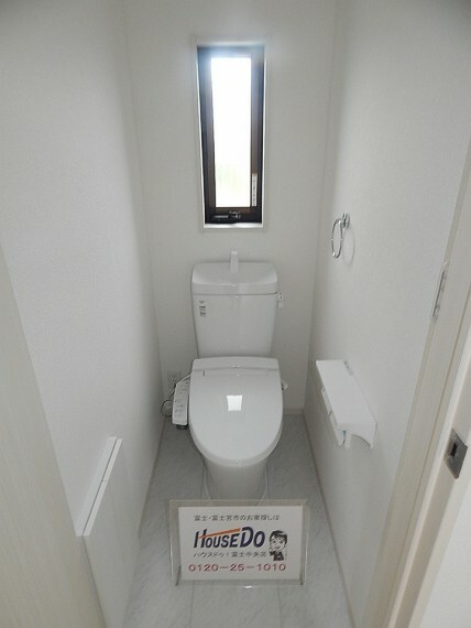 トイレ 壁一体型の収納により空間を広くお使い頂けます。 戸建ならではの1フロアにつき1トイレ！順番を気にせず使える快適ポイント。